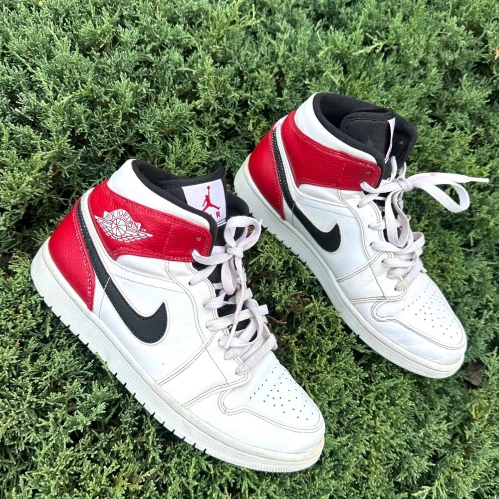 Nike Air‎ Jordan 1 Mid Chicago Athletic Shoes Men's Size 9 White Black Gym Red
